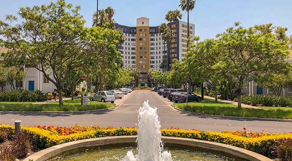 Park La Brea公寓塔在洛杉矶，加利福尼亚州